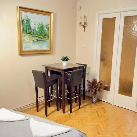 Spacious Two-bedroom, Balcony And Kitchen Retreat Apartment *
