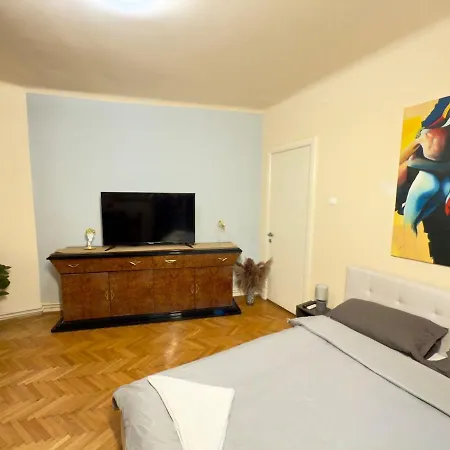 Apartment Spacious Two-bedroom, Balcony And Kitchen Retreat *