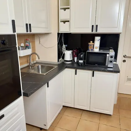 Spacious Two-bedroom, Balcony And Kitchen Retreat Apartment Bukarest