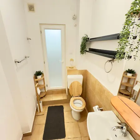 Spacious Two-bedroom, Balcony And Kitchen Retreat *