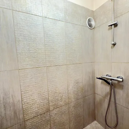 Apartament Spacious Two-bedroom, Balcony And Kitchen Retreat