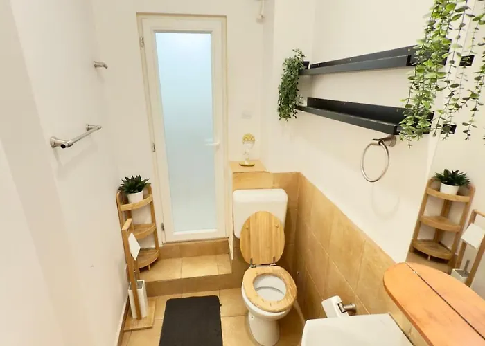 Spacious Two-bedroom, Balcony And Kitchen Retreat *