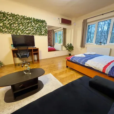 Appartement Spacious Two-bedroom, Balcony And Kitchen Retreat *