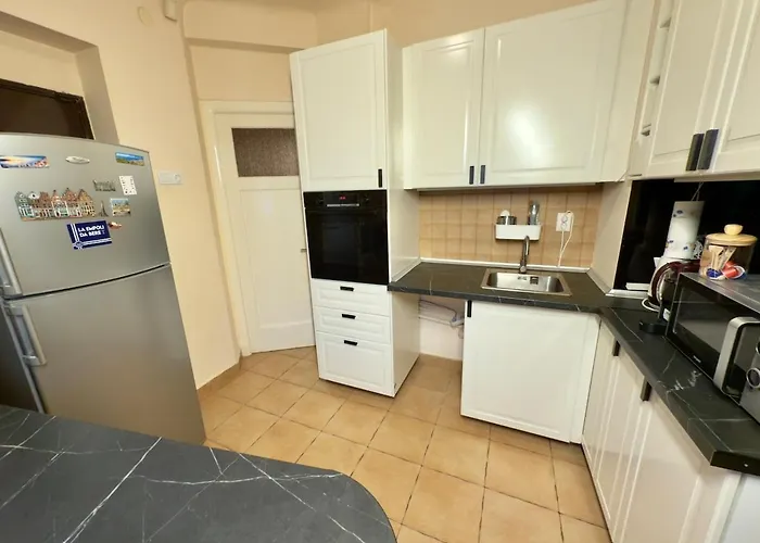 Spacious Two-bedroom, Balcony And Kitchen Retreat 公寓