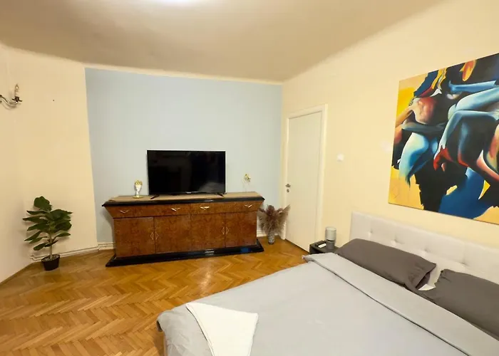 公寓 Spacious Two-bedroom, Balcony And Kitchen Retreat *