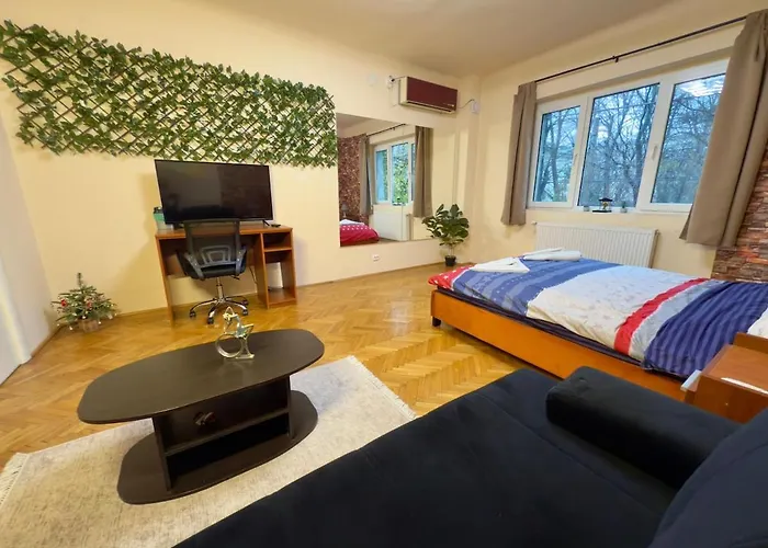 Apartament Spacious Two-bedroom, Balcony And Kitchen Retreat *