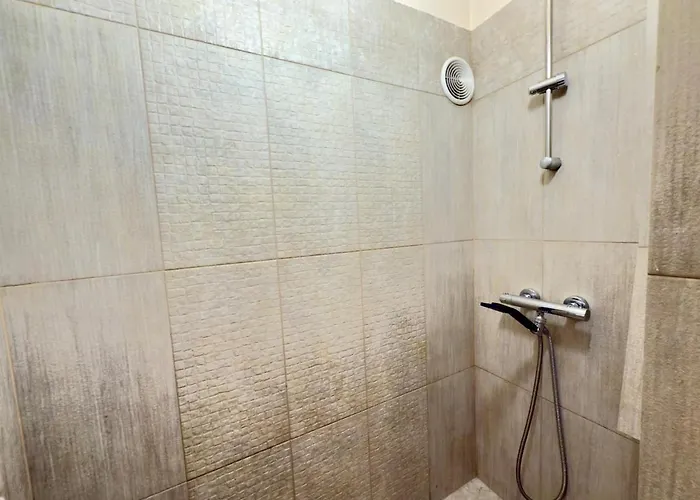 Apartament Spacious Two-bedroom, Balcony And Kitchen Retreat